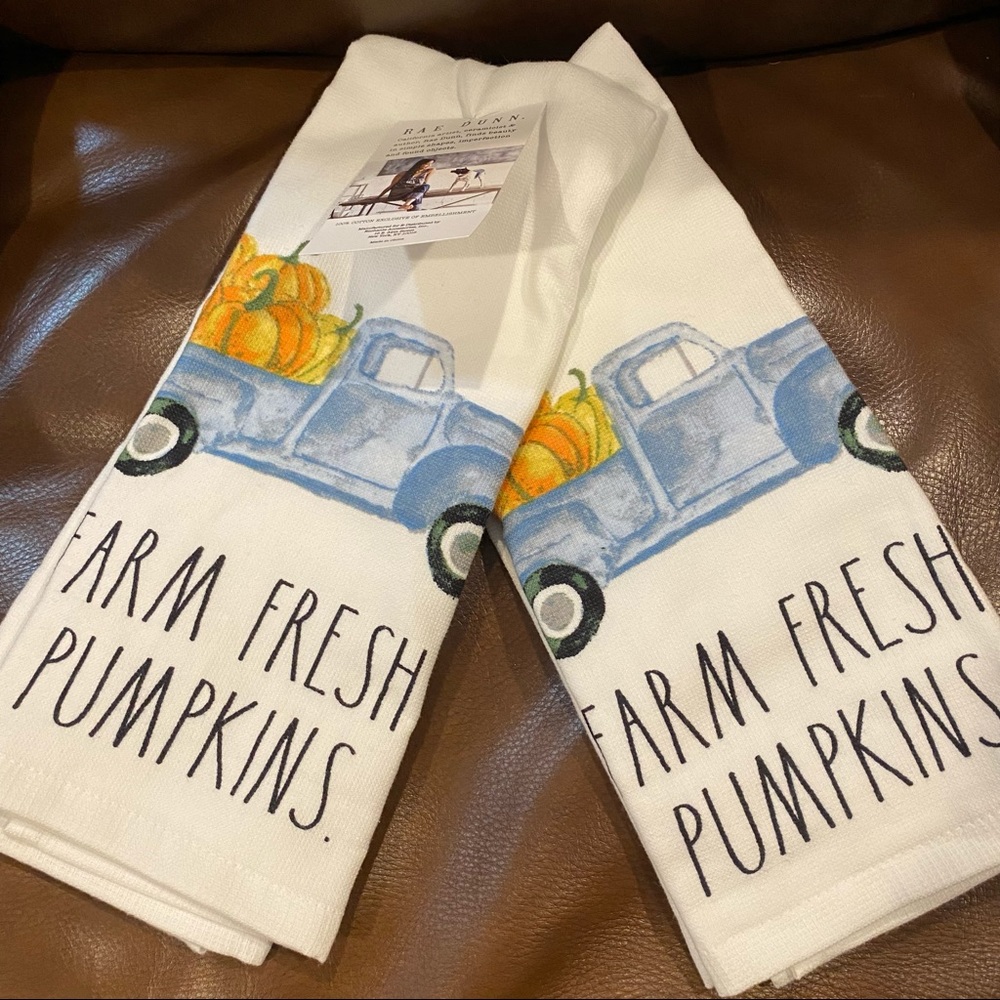 Rae Dunn FARM FRESH PUMPKINS Old Truck with Pumpkins in Bed Set of 2 Towels NEW!